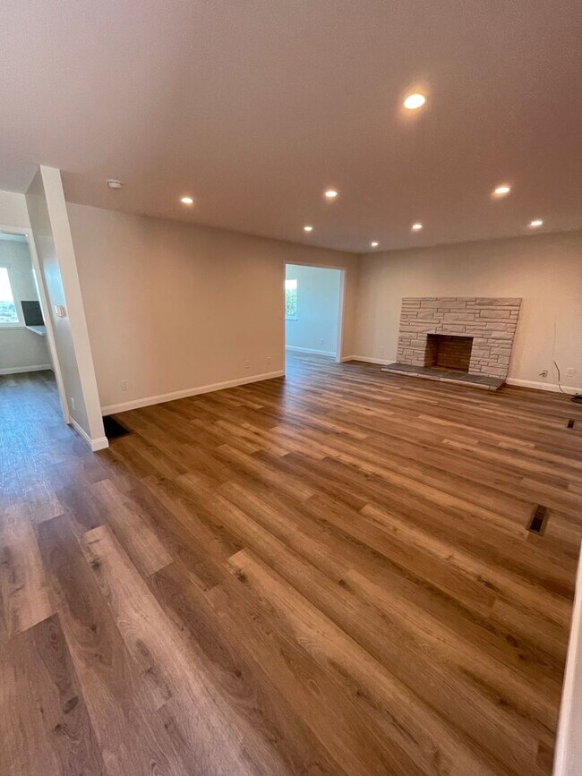 Building Photo - Newly Renovated 4 Bedroom Home with Views