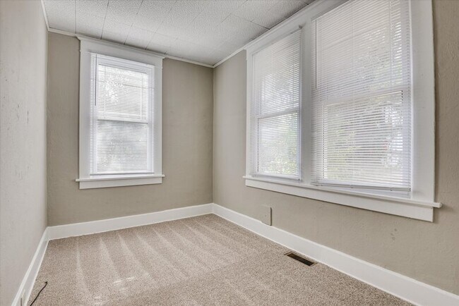 Building Photo - 933 Russell St