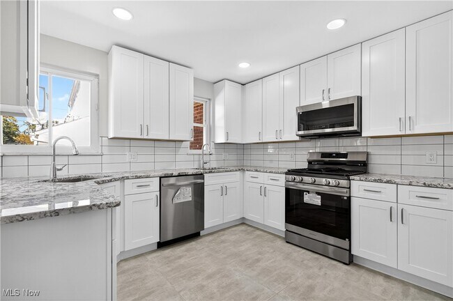 Building Photo - 2520 Laurelhurst Rd