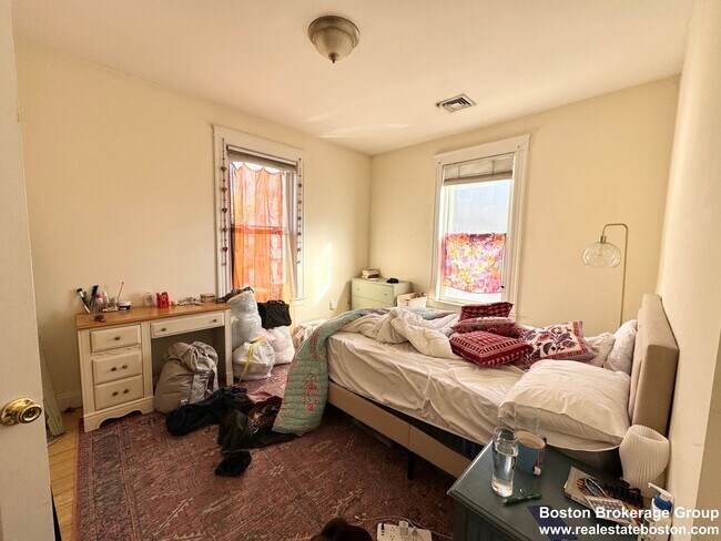 Building Photo - 31 Hillside St