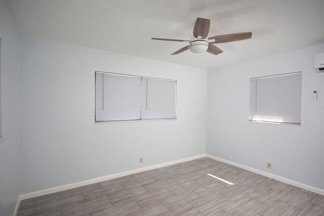 Building Photo - Move-In Ready 3/2 with Driveway & Backyard...