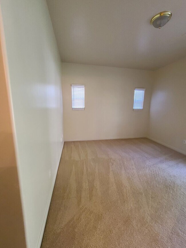 Building Photo - 4/2 bathroom located close to schools, sho...