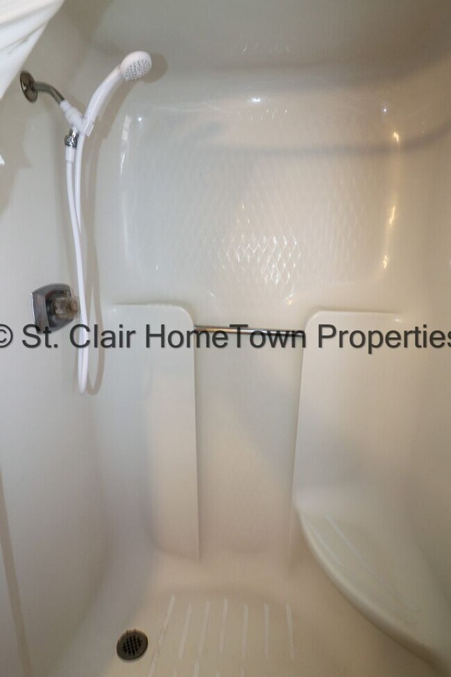 Building Photo - One level Home Close to Town