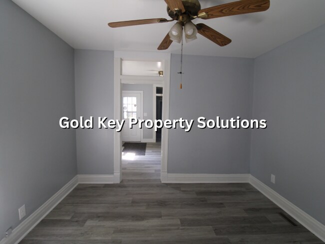 Building Photo - Nicely Updated 2 BR 1 BA House with New Fl...