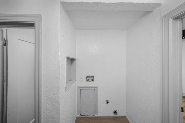 Building Photo - 1925 NW Oak Ave