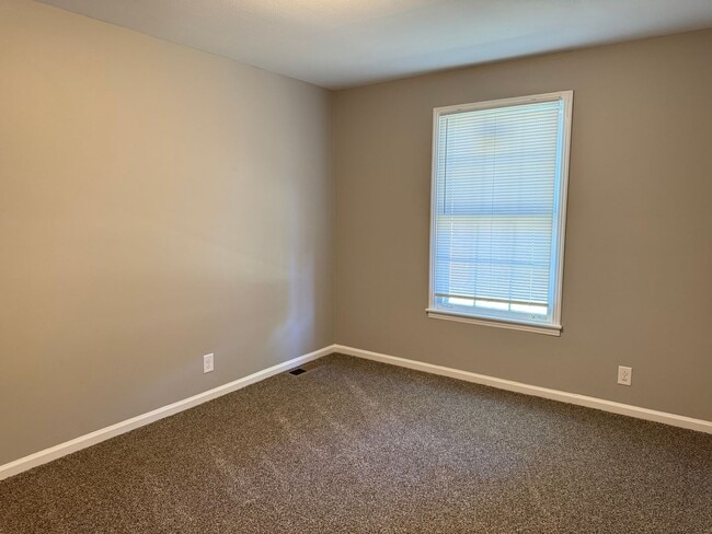 Building Photo - Great Location! 2 bed 1 bath off 101st!