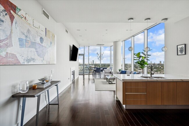 Building Photo - 2727 Kirby Dr