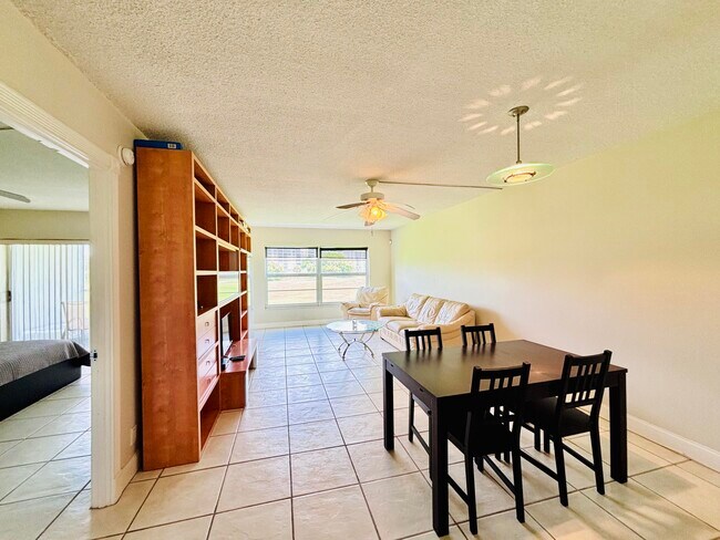Primary Photo - 2900 N Palm Aire Dr
