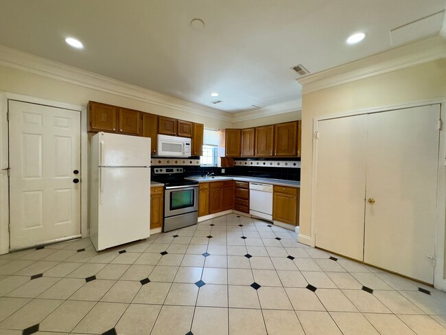Building Photo - 717 Newington Ave