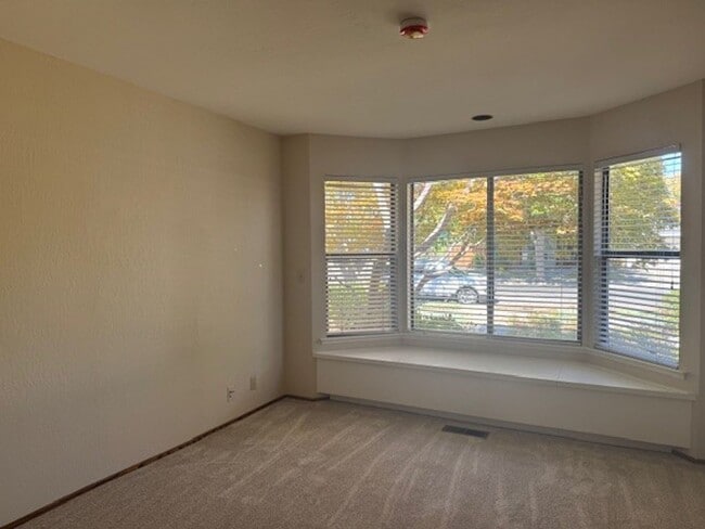 Building Photo - Lovely 3 Bedroom 2 Bath Home in Willow glen