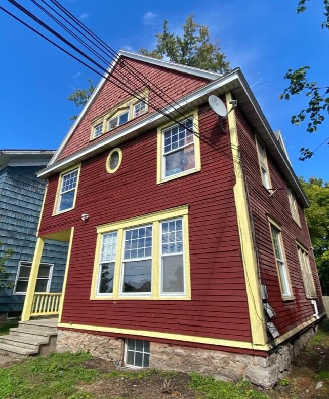 Building Photo - 304 Highland St