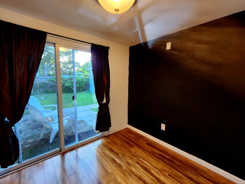 Building Photo - 539 82nd Ave N