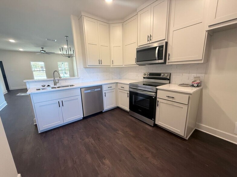 Building Photo - 616 Oak St