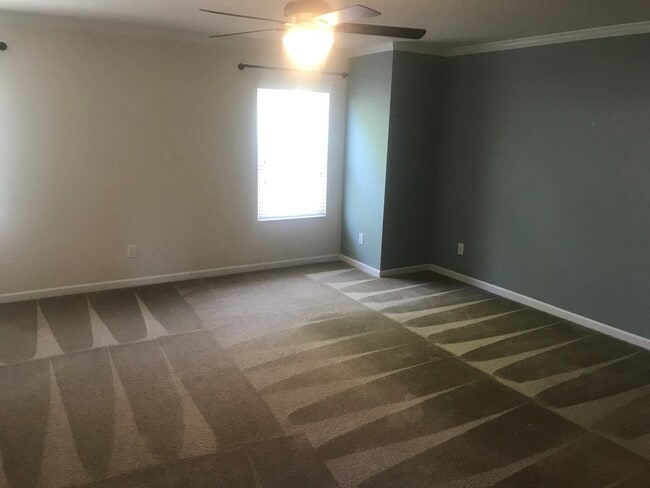 Building Photo - GREAT 4 BEDROOM !!!