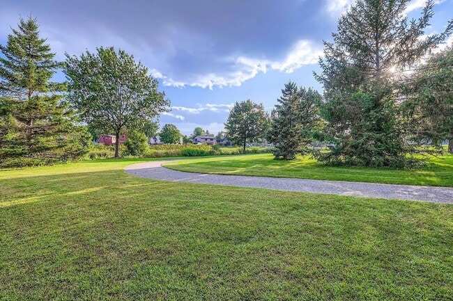 Building Photo - Rare 3bed 3bath Townhome in Rosemount