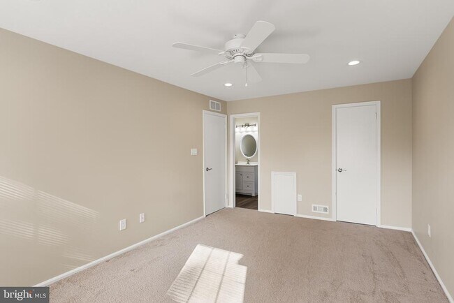 Building Photo - 1676B Thornwood Dr