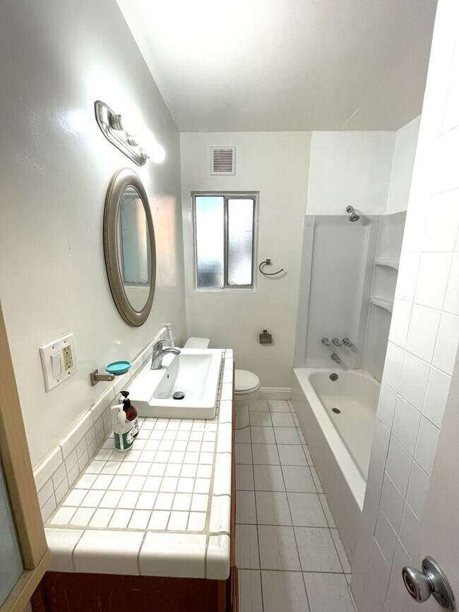 Building Photo - Newly Remodeled 3BD/1.5BA Duplex in Culver City!
