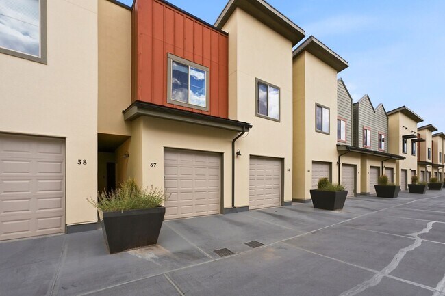 Building Photo - 6169 Park Ln S