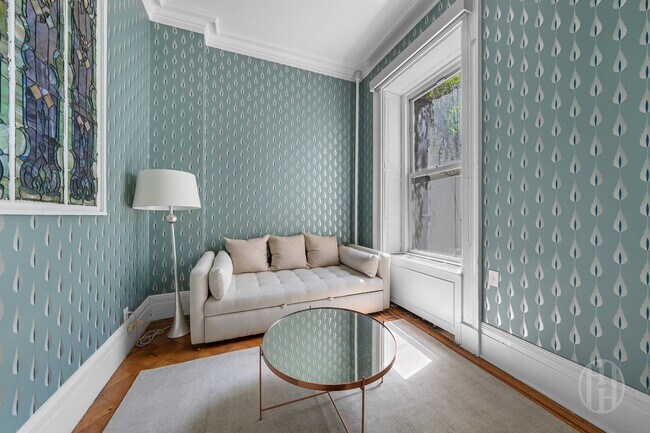 Building Photo - 24 E 11th St