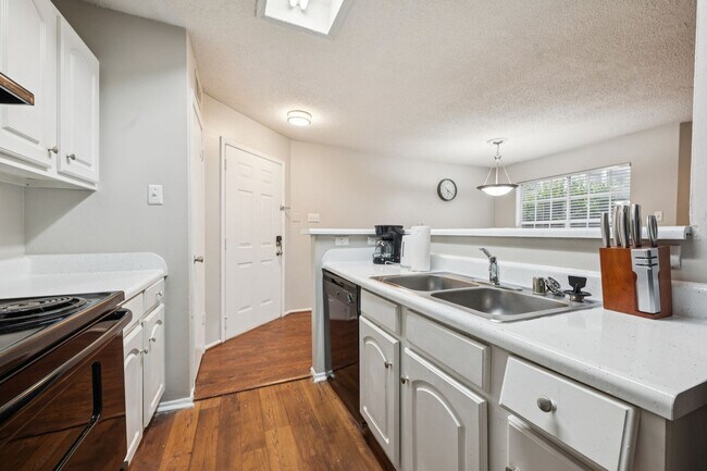 Building Photo - 3784 University Dr NW