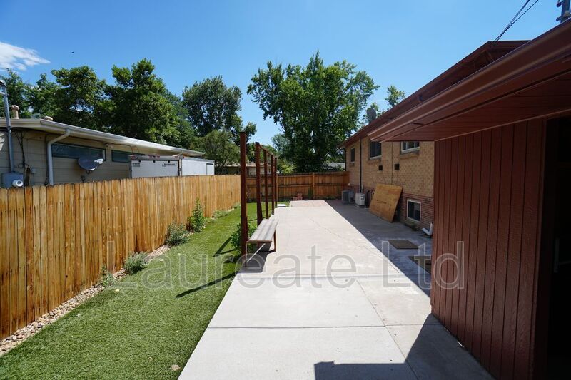 Building Photo - 1003 W Shepperd Ave