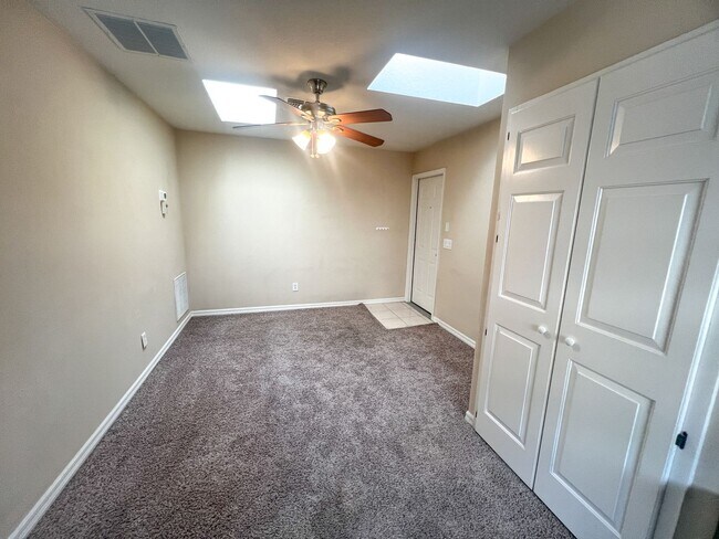 Building Photo - MOVE IN MAY-Water & electricity included 1x1 above garage apartment!! Full kitchen & bathroom!! W...