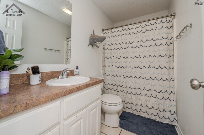 Building Photo - 1505 City View Dr