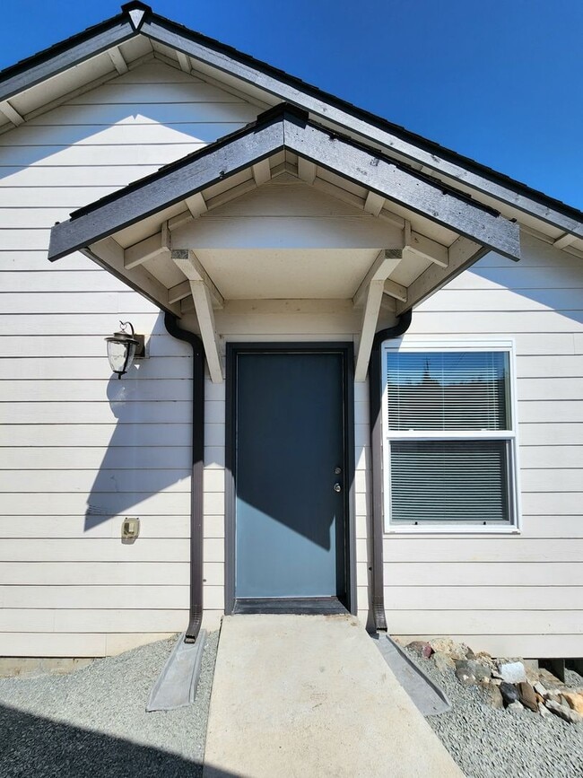 Building Photo - 3 Bedroom 2 Bath Home in Arlington