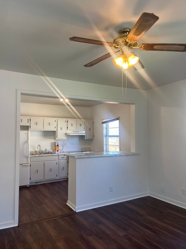 Building Photo - 1 month free with 13 month lease- East Nas...