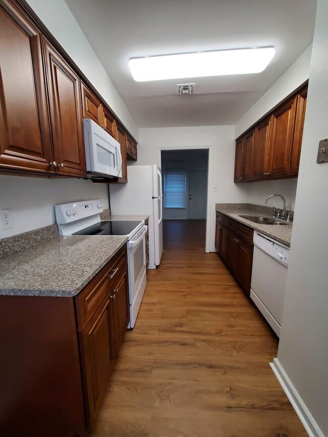 Building Photo - Two Bedroom Townhome in Churchland!