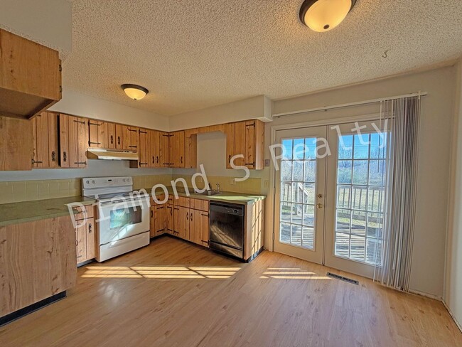 Building Photo - Spacious 2 Bedroom Duplex with Huge Parklike Backyard!