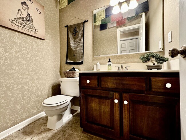 Building Photo - Available 11-14-25! Lakefront Townhome w/2...