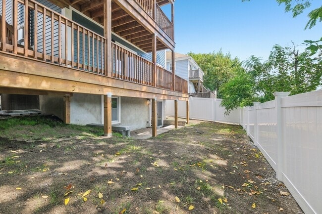 Building Photo - 34 Larch St