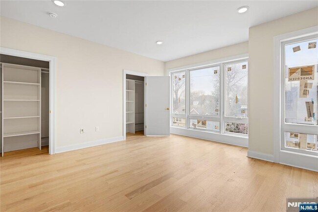 Building Photo - 45 Lincoln Ave