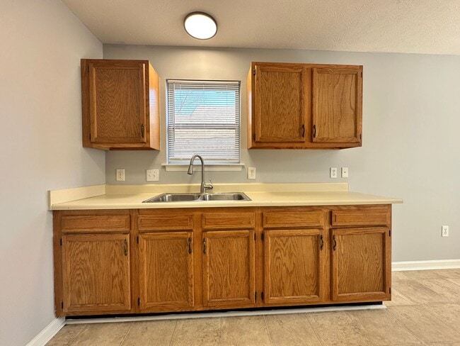 Building Photo - Three-Bedroom Ranch Close to Downtown