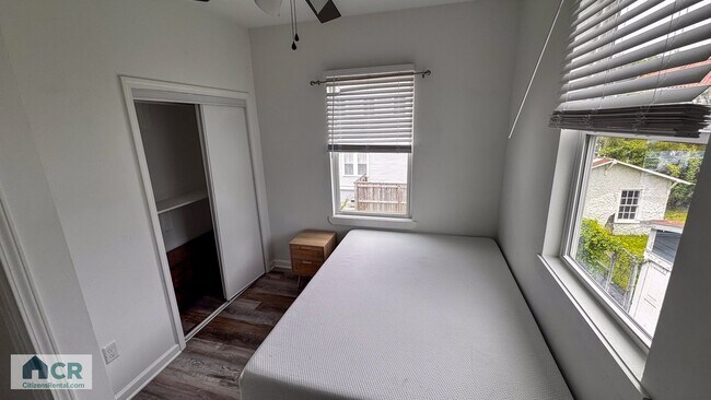 Building Photo - 5bd/2ba Near Campus and Stadium! Text 727-459-4141 for more info!