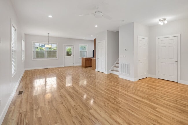 Building Photo - Modern Kenilworth Home