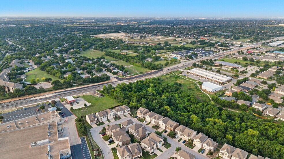 Building Photo - 2105 Town Centre Dr