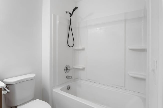 Building Photo - Spacious 4-Bedroom Home for Rent in Prime ...
