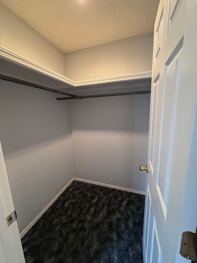 Building Photo - 420 E 9th St