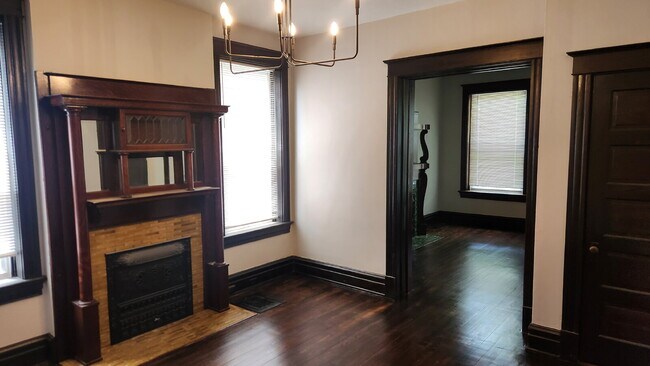 Building Photo - "Spacious 5-Bedroom Gem with 2 Full Baths in St. Louis – Your Ideal Family Home Awaits!"