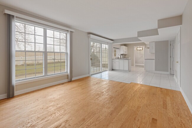 Building Photo - 3245 Gresham Ln E