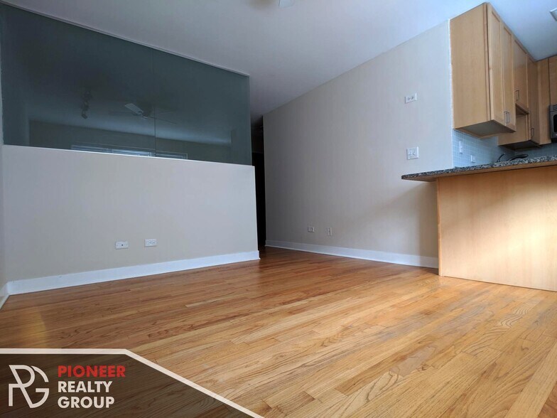 Building Photo - 643 W Wrightwood Ave