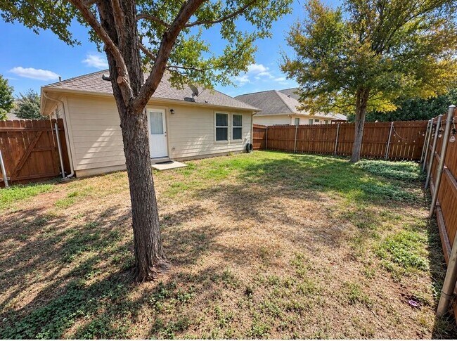 Building Photo - 371 Housefinch Loop