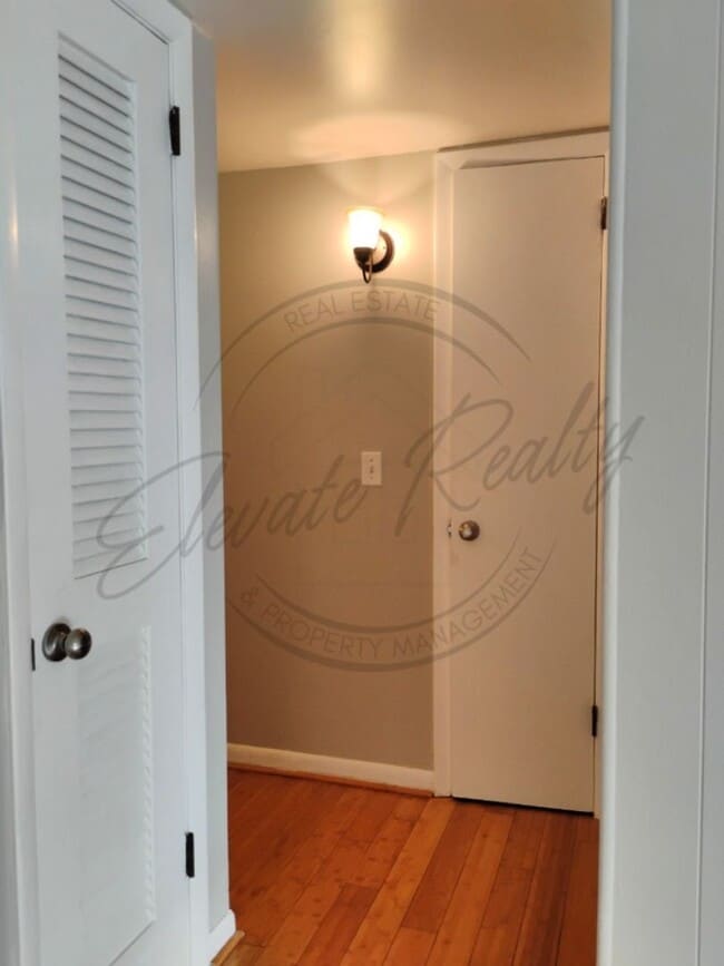 Building Photo - Charming 1 Bedroom | 1 Bath Upstairs Apart...