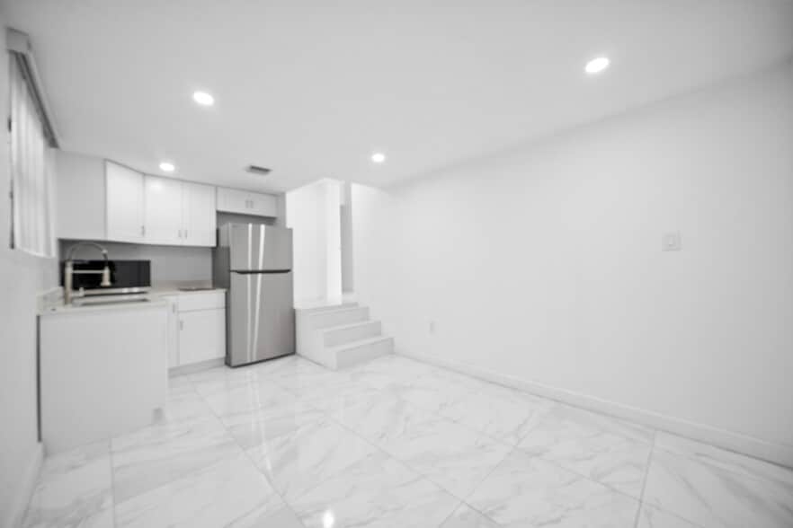 Building Photo - 411 SW 34th Ave