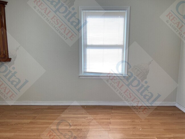 Building Photo - Cozy 2 Bedroom