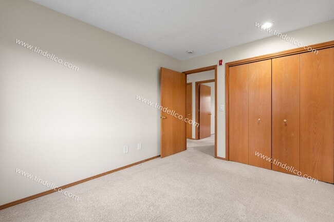 Building Photo - Queen Jeanette Apartments — Beautiful & Spacious Upstairs 2BR/1BA with Vaulted Ceilings, Gas Fire...