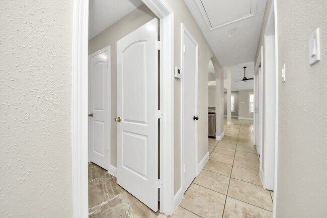 Building Photo - 5039 E Pagewick Dr