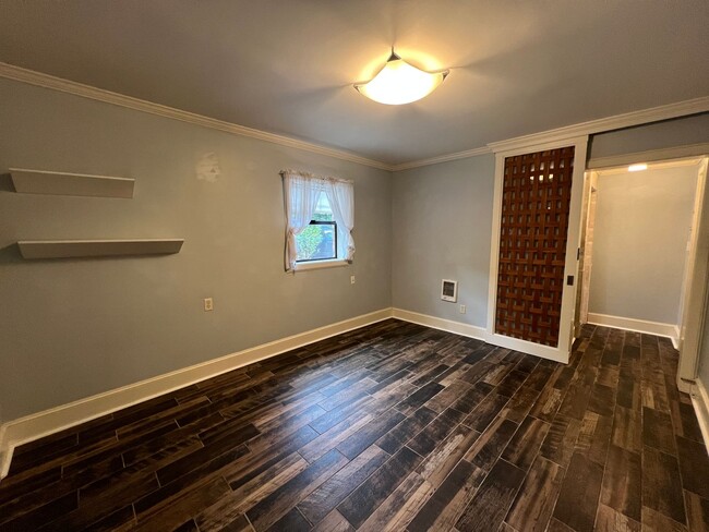 Building Photo - New Pricing! Charming Studio in Highly Des...